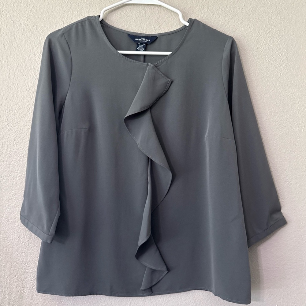 #668 The outfitters grey three-quarter sleeve shift top size 4 petite